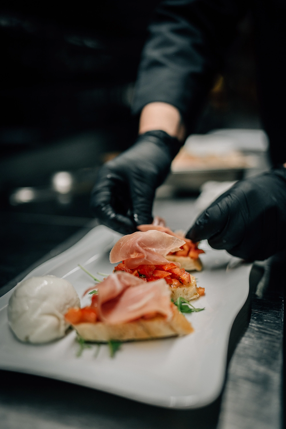 Sinn Kitchen – Restaurant – eine Mahlzeit, die in einem schwach beleuchteten Restaurant oder Essbereich serviert wird.