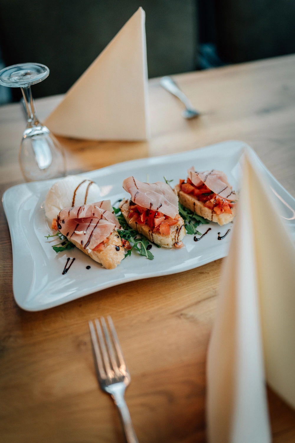 Sinn Kitchen – Restaurant – ein Teller Bruschetta, ein klassisches italienisches Antipasti