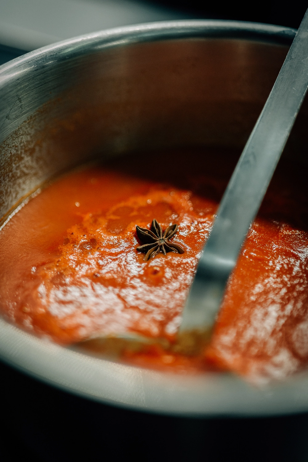 Sinn Kitchen - Restaurant - Ein Koch bereitet eine Schüssel Tomatensuppe zu.