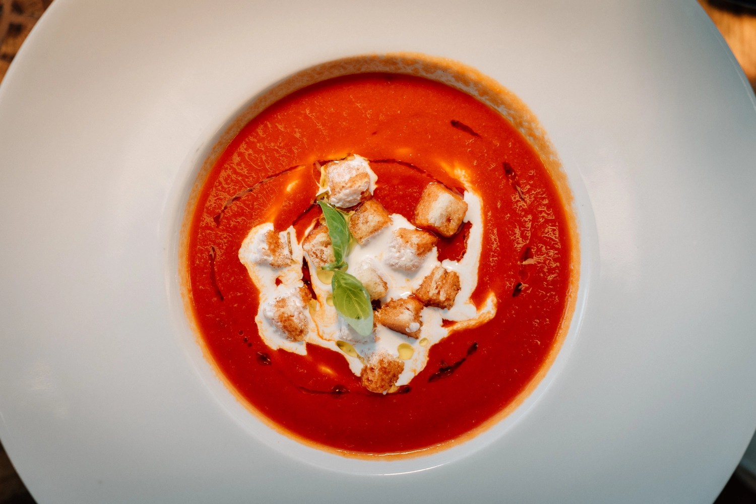 Sinn Kitchen - Restaurant - Ein Koch bereitet eine Schüssel Tomatensuppe zu.