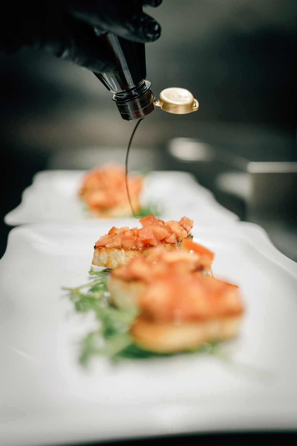 Sinn Kitchen – Restaurant – Der Koch bereitet Speisen zu.