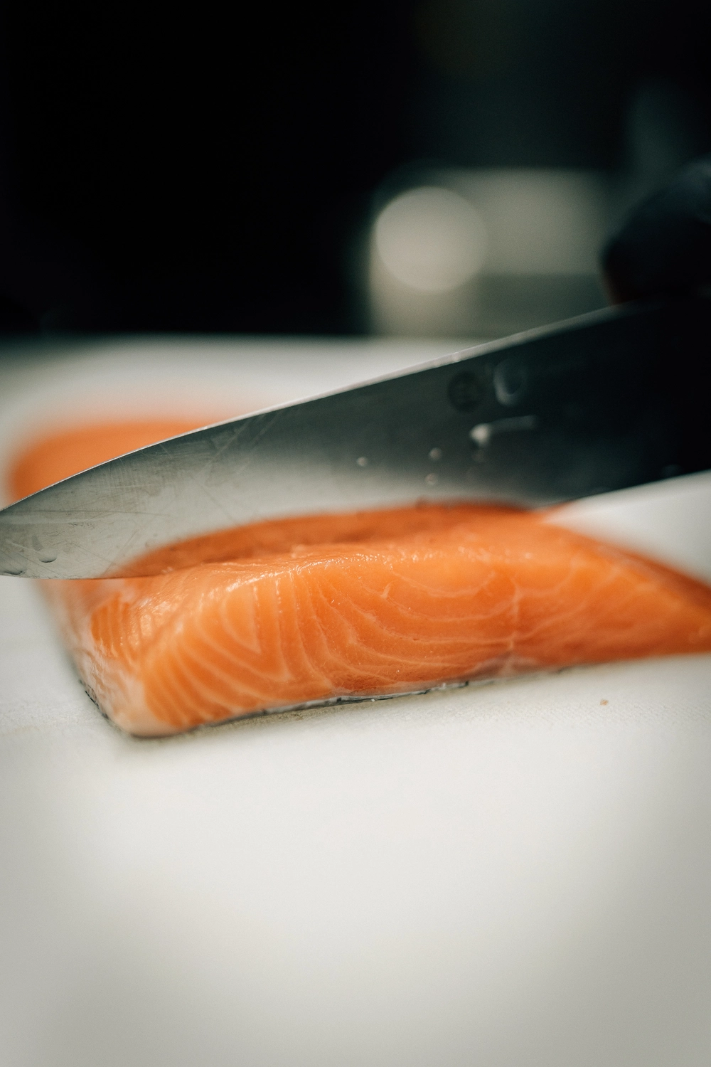 Sinn Kitchen – Restaurant – Der Koch bereitet Speisen zu.