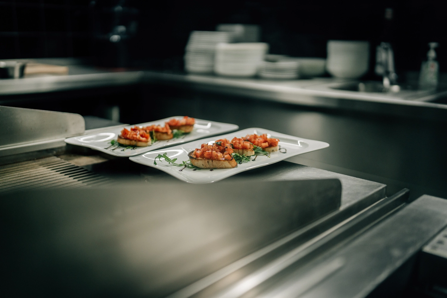 Sinn Kitchen – Restaurant – Der Koch bereitet Speisen zu.