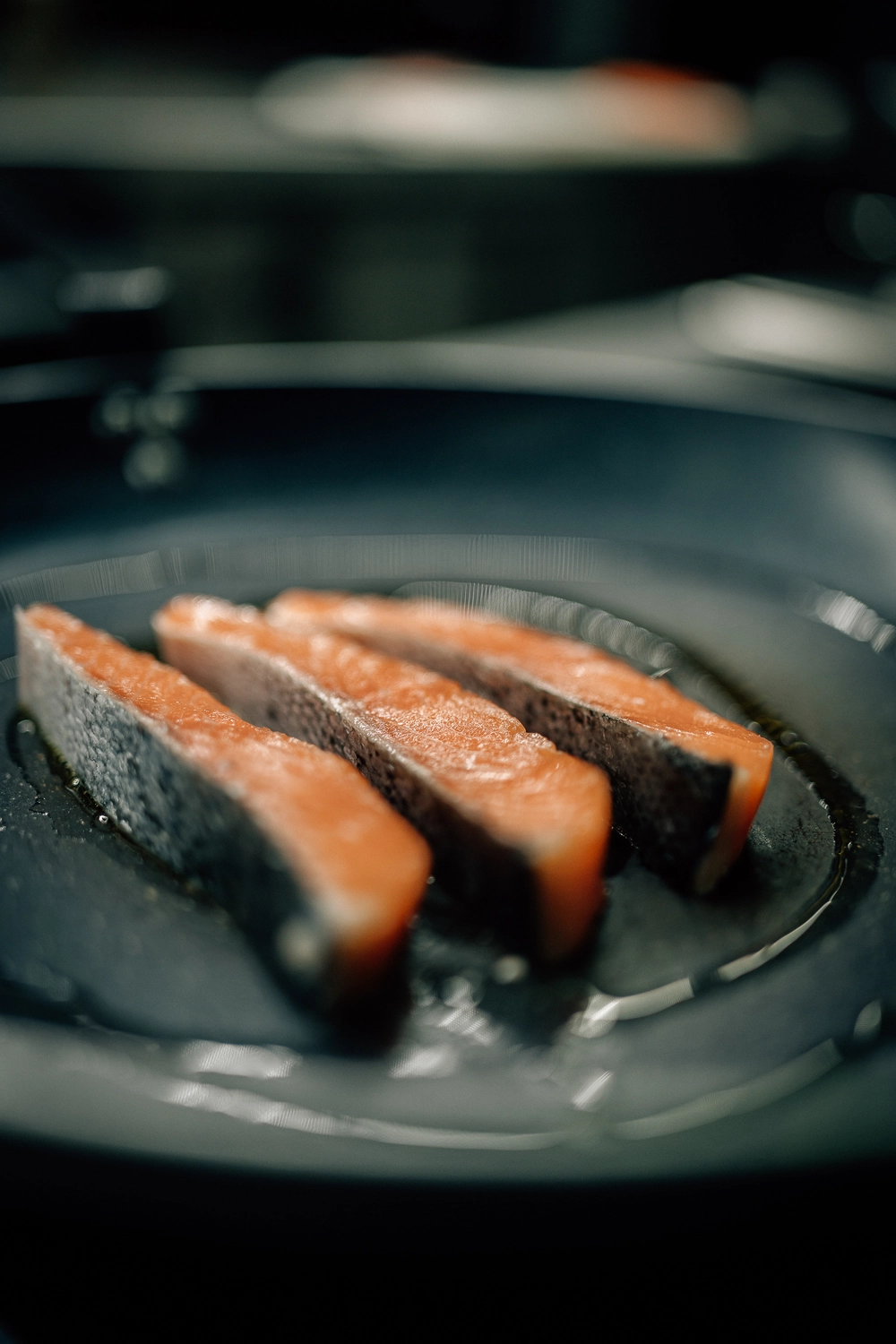 Sinn Kitchen – Restaurant – Der Koch bereitet Speisen zu.