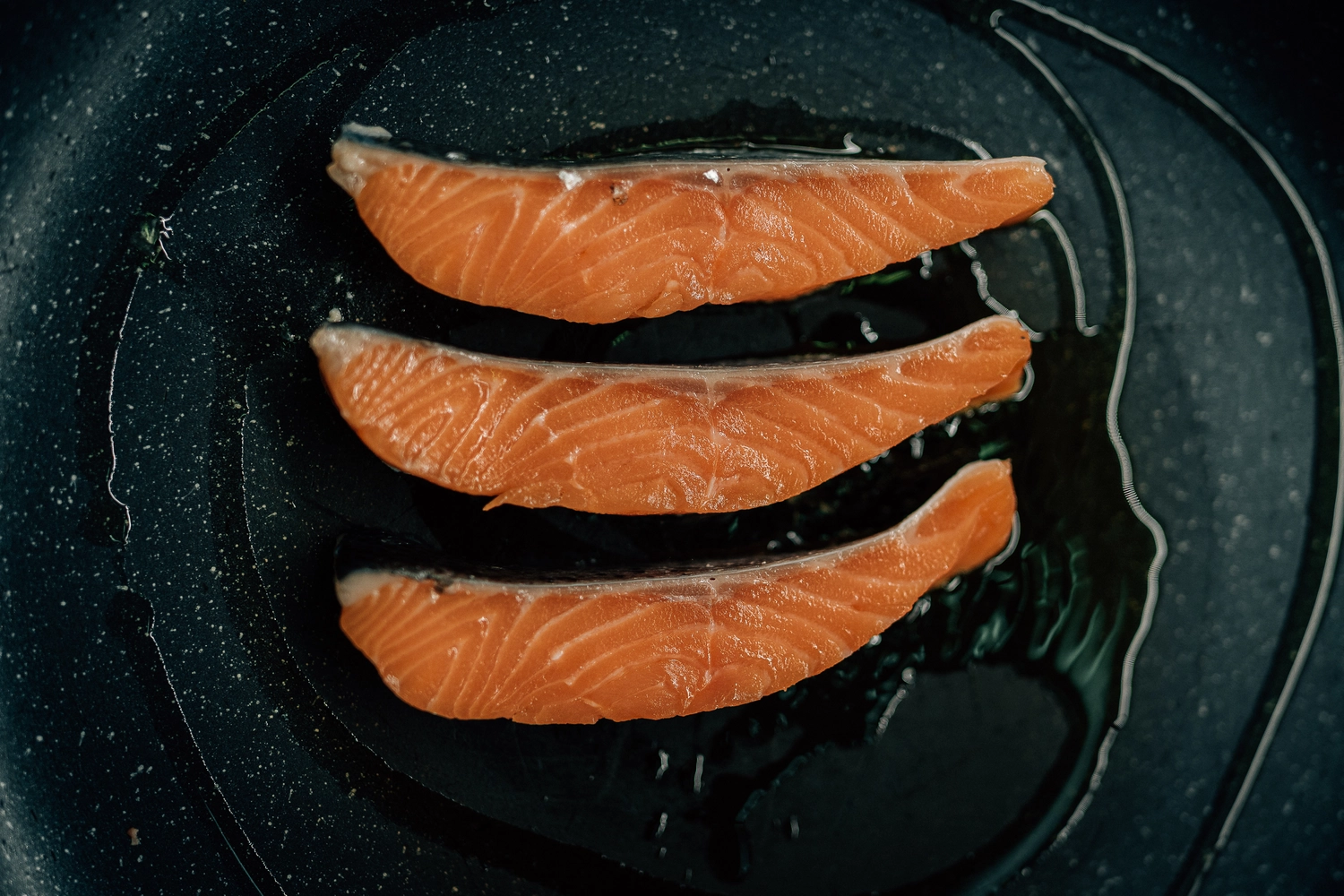 Sinn Kitchen – Restaurant – Der Koch bereitet Speisen zu.