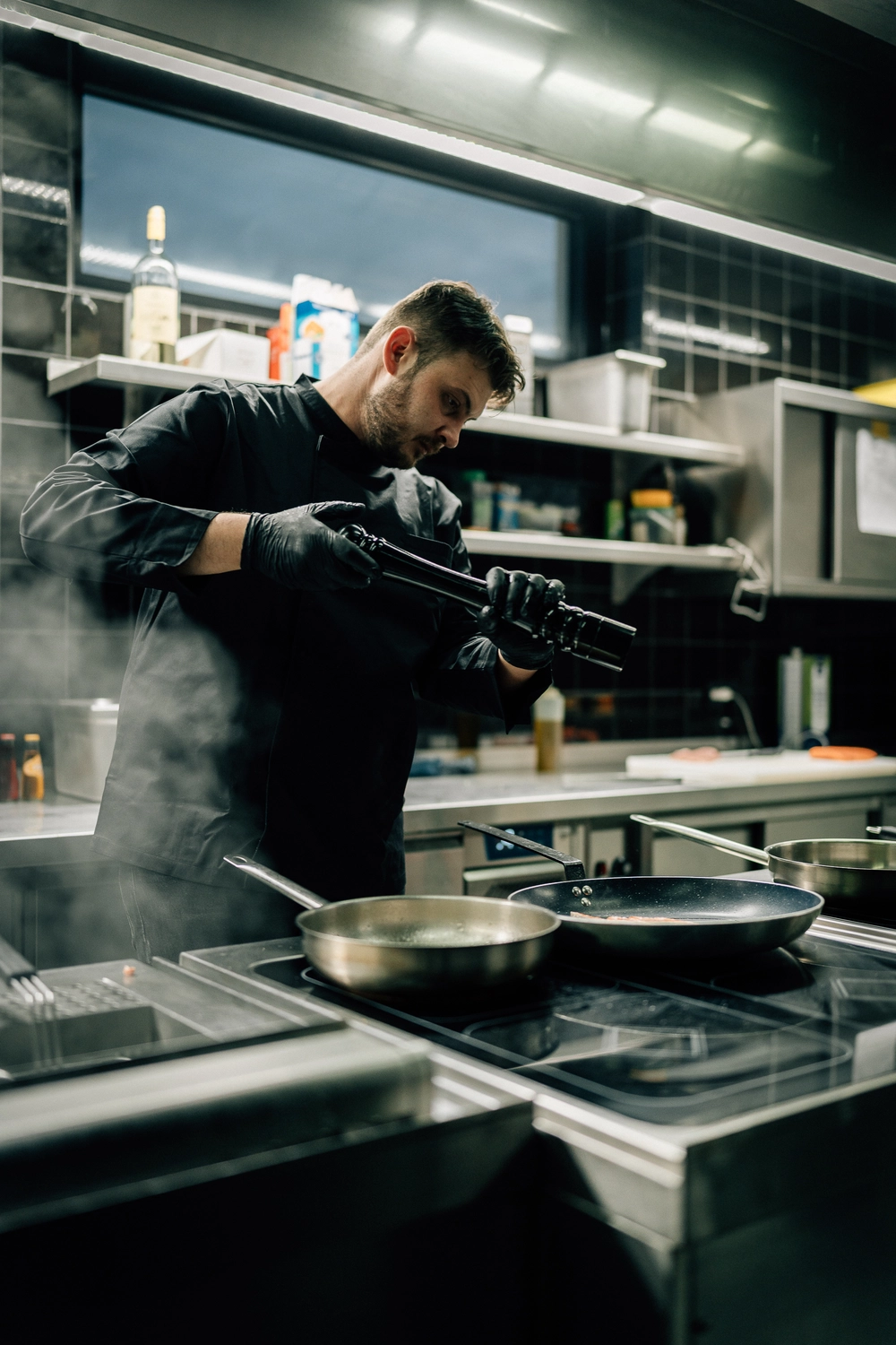 Sinn Kitchen – Restaurant – Der Koch bereitet Speisen zu.