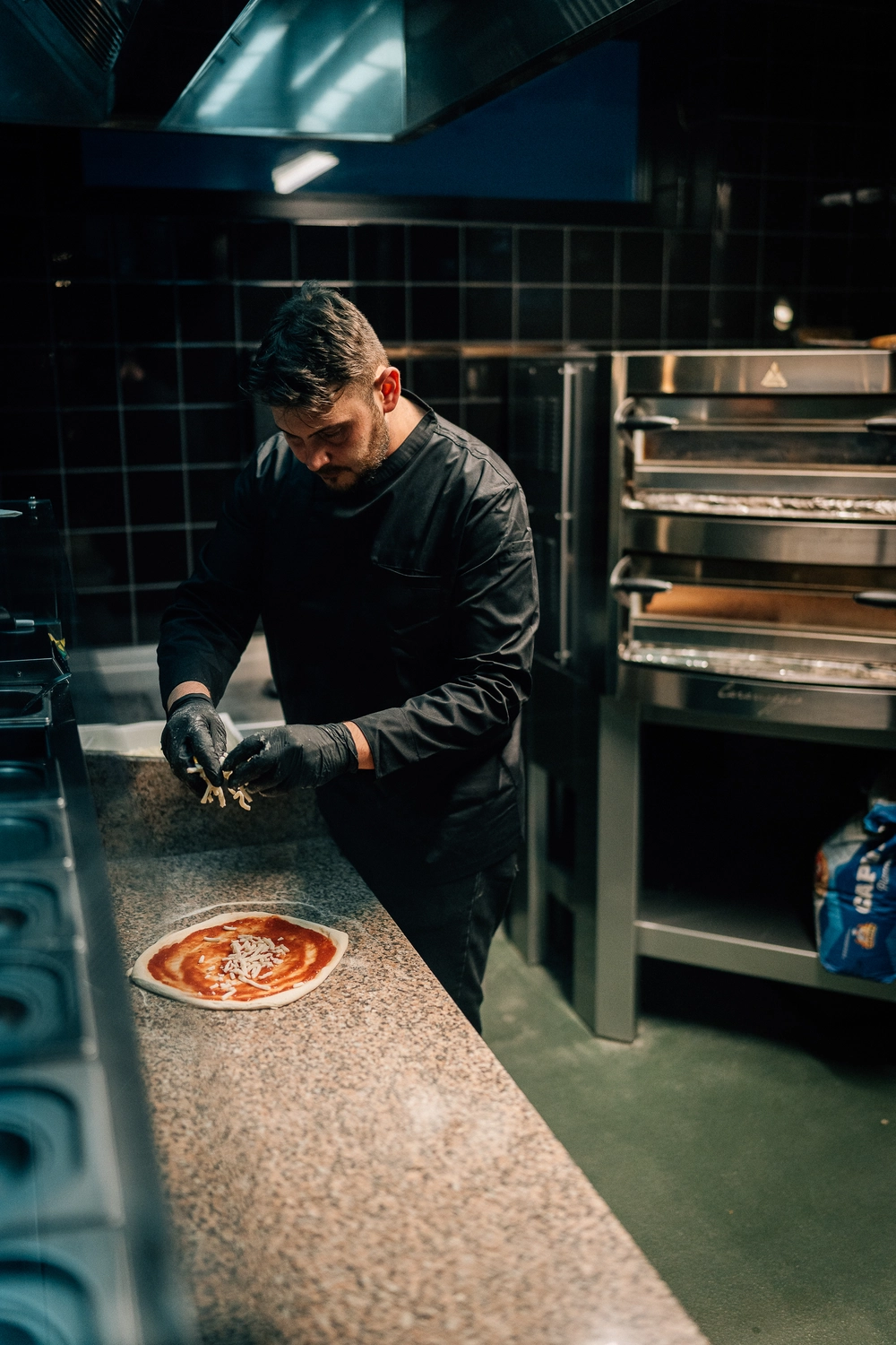 Sinn Kitchen – Restaurant – Der Koch bereitet Speisen zu.