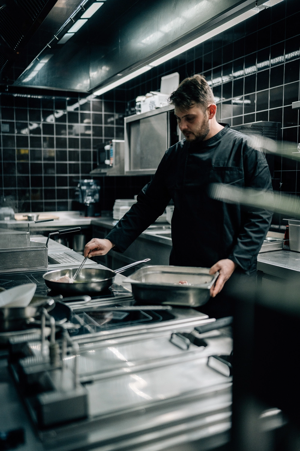 Sinn Kitchen – Restaurant – Ein Koch bereitete Bruschetta mit Essen zu