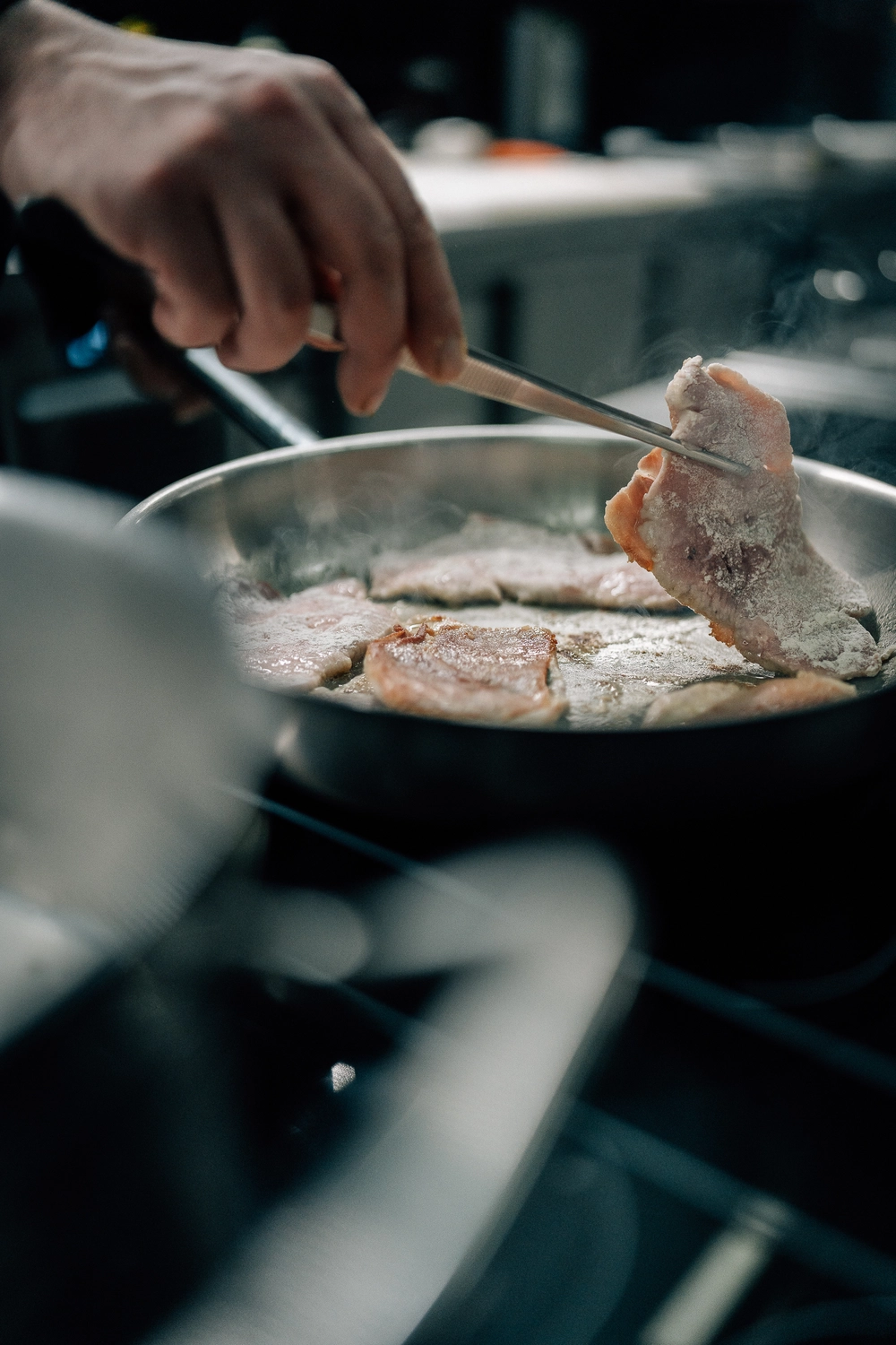 Sinn Kitchen – Restaurant – Zutaten für die Zubereitung des klassischen italienischen Gerichts Saltimbocca.