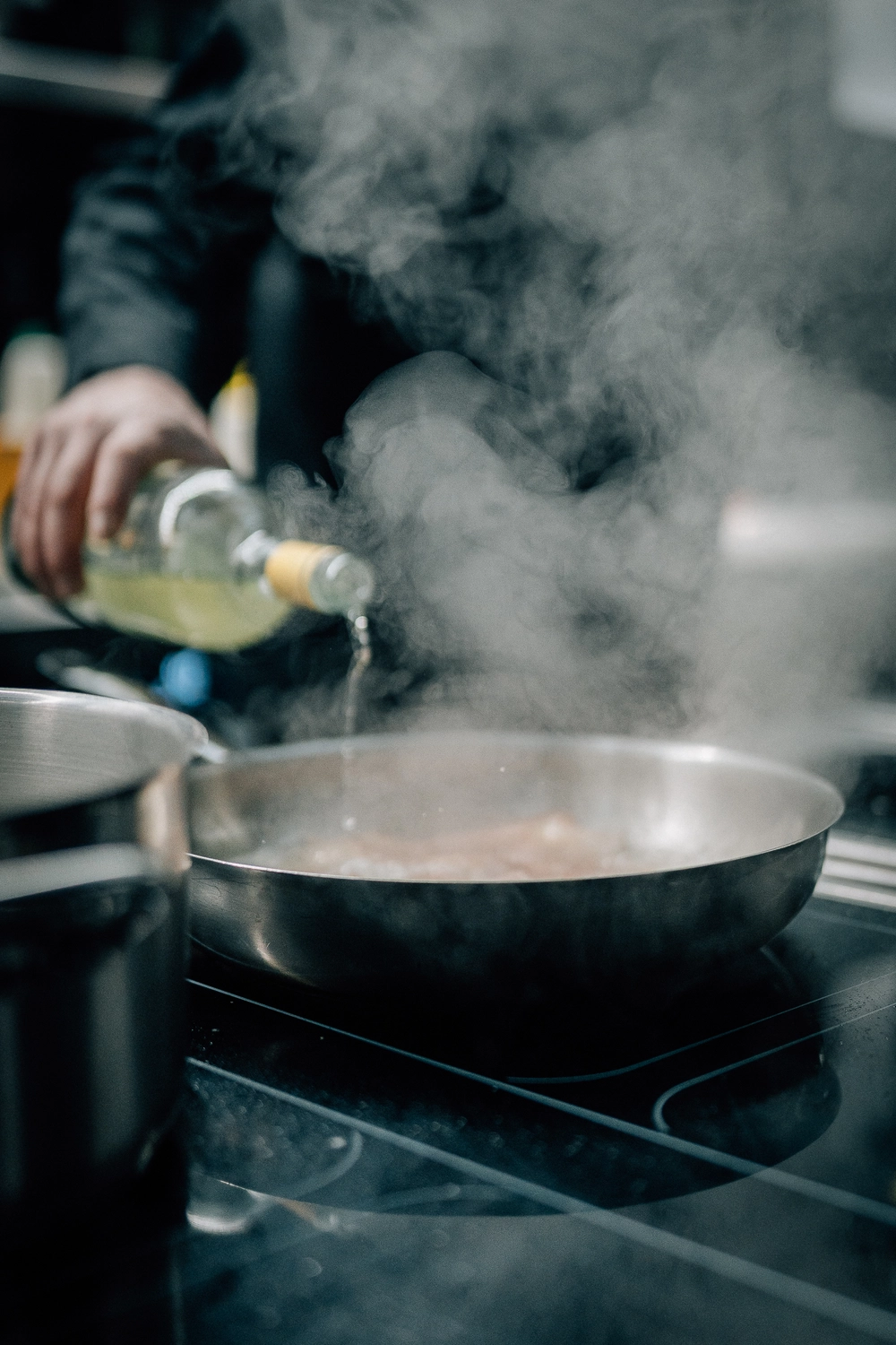 Sinn Kitchen – Restaurant – Ein Koch bereitete Bruschetta mit Essen zu