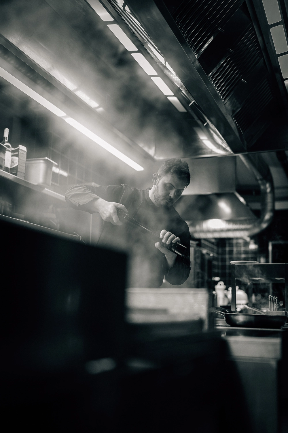 Sinn Kitchen – Restaurant – Ein Koch bereitete Bruschetta mit Essen zu