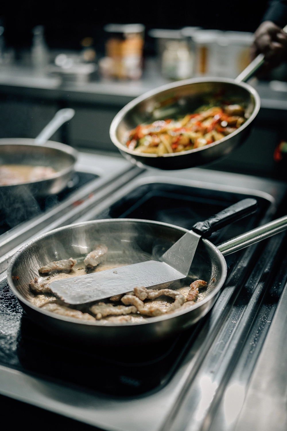 Sinn Kitchen – Restaurant – Ein Koch bereitet Bruschetta mit Prosciutto und Mozzarella zu.