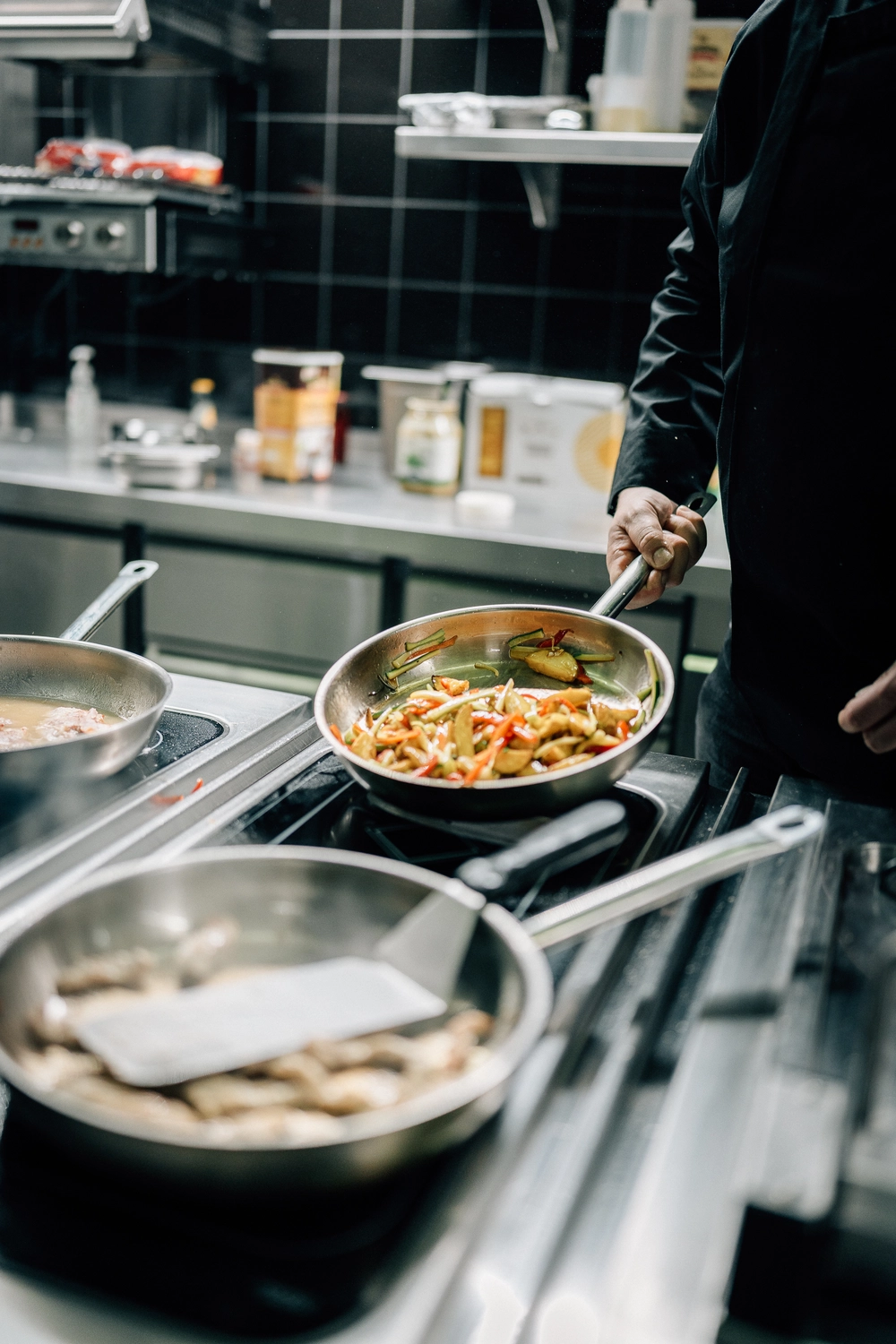 Sinn Kitchen – Restaurant – Koch bereitet Essen zu