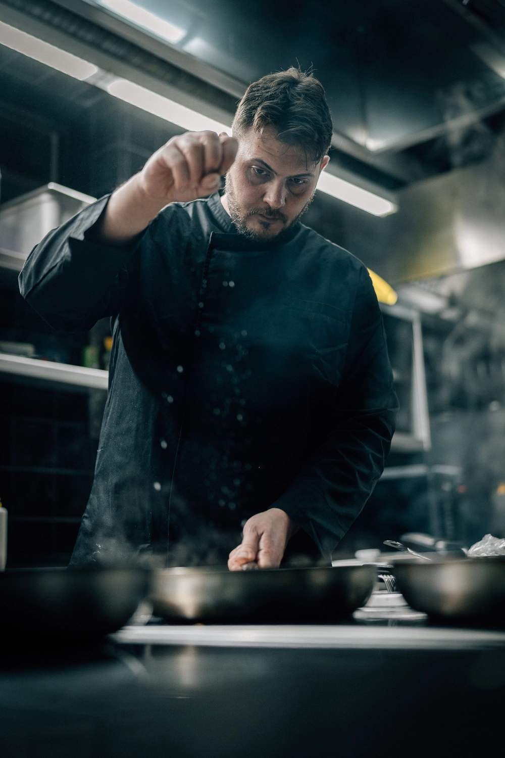 Sinn Kitchen – Restaurant – Ein Koch bereitet Bruschetta mit Prosciutto und Mozzarella zu.